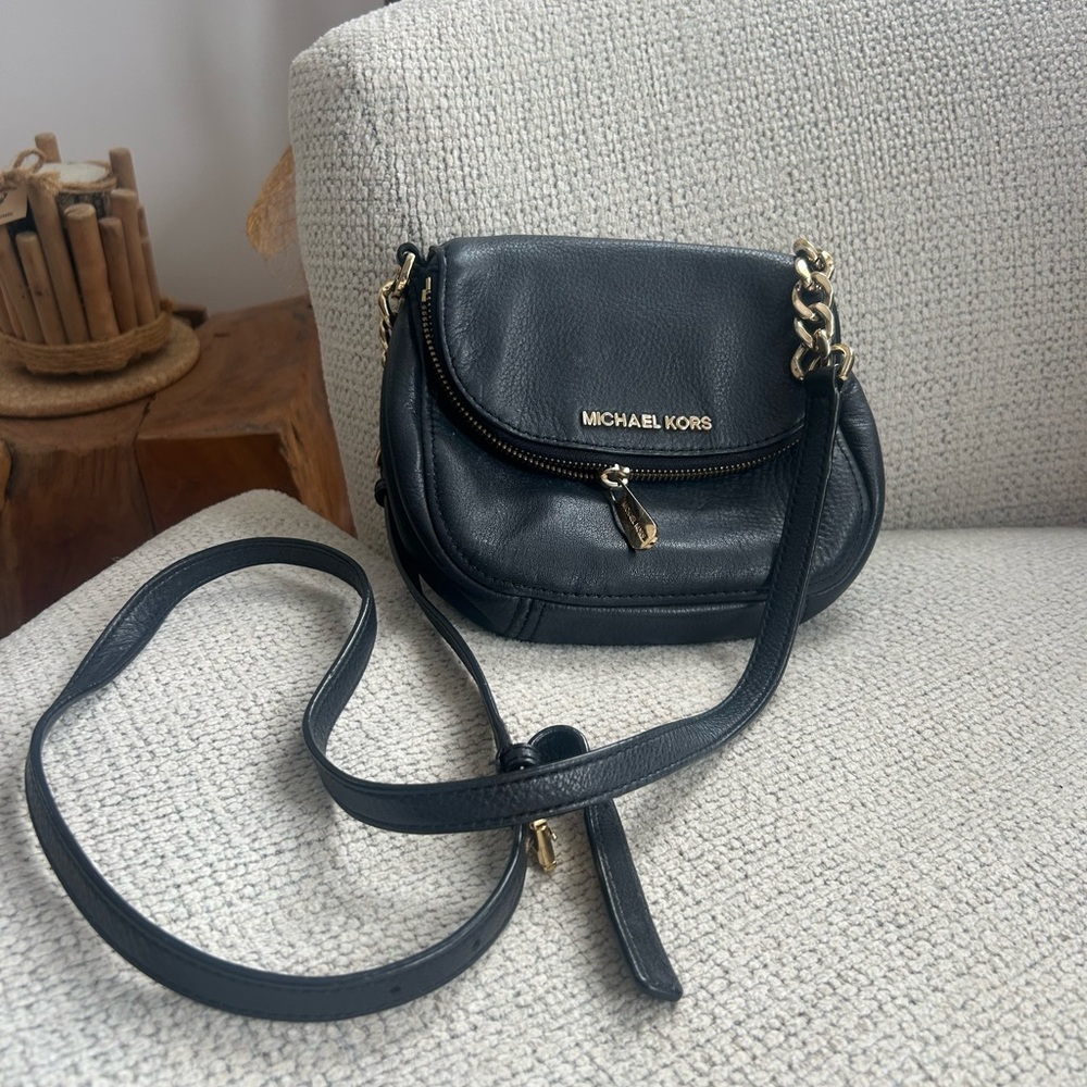 Beautiful Michael Kors black Leather Crossbody with Gold Details ❤️